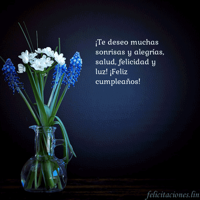 Tarjeta de cumpleaños con flores azules en un jarrón