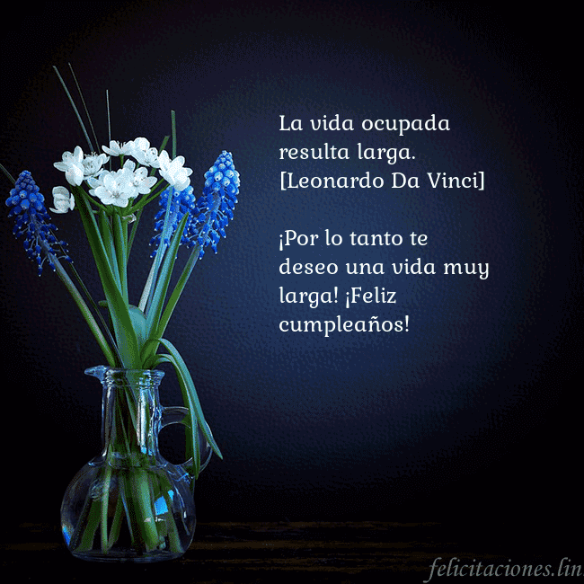 Tarjeta de cumpleaños con flores azules en un jarrón