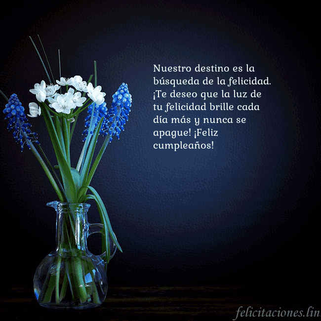 Tarjeta de cumpleaños con flores azules en un jarrón Nuestro destino es la búsqueda de la felicidad. ¡T Tarjeta de cumpleaños con flores azules en un jarrón