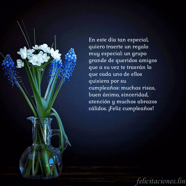 Tarjeta de cumpleaños con flores azules en un jarrón En este día tan especial, quiero traerte un regalo Tarjeta de cumpleaños con flores azules en un jarrón