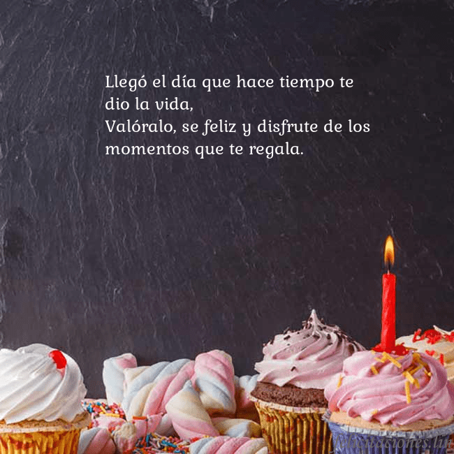 Tarjeta con muchos cupcakes y una vela Llegó el día que hace tiempo te dio la vida,
Való Tarjeta con muchos cupcakes y una vela
