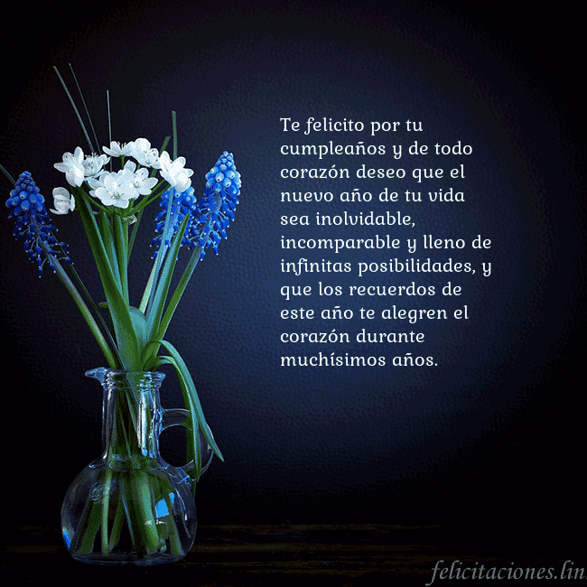 Tarjeta de cumpleaños con flores azules en un jarrón Te felicito por tu cumpleaños y de todo corazón de Tarjeta de cumpleaños con flores azules en un jarrón
