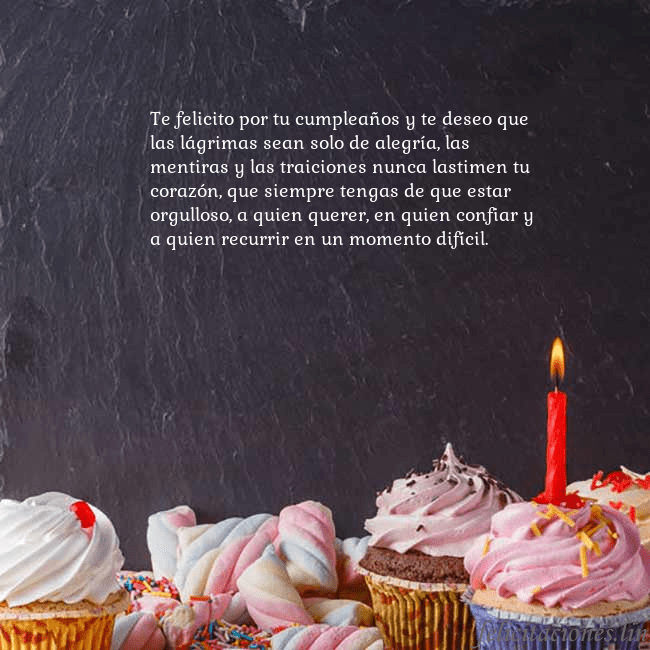 Tarjeta con muchos cupcakes y una vela Te felicito por tu cumpleaños y te deseo que las l Tarjeta con muchos cupcakes y una vela