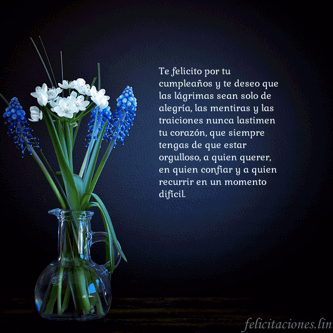 Tarjeta de cumpleaños con flores azules en un jarrón Te felicito por tu cumpleaños y te deseo que las l Tarjeta de cumpleaños con flores azules en un jarrón