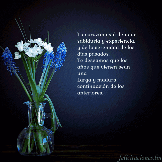 Tarjeta de cumpleaños con flores azules en un jarrón Tu corazón está lleno de sabiduría y experiencia,
Tarjeta de cumpleaños con flores azules en un jarrón