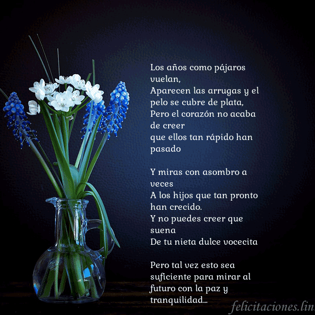 Tarjeta de cumpleaños con flores azules en un jarrón