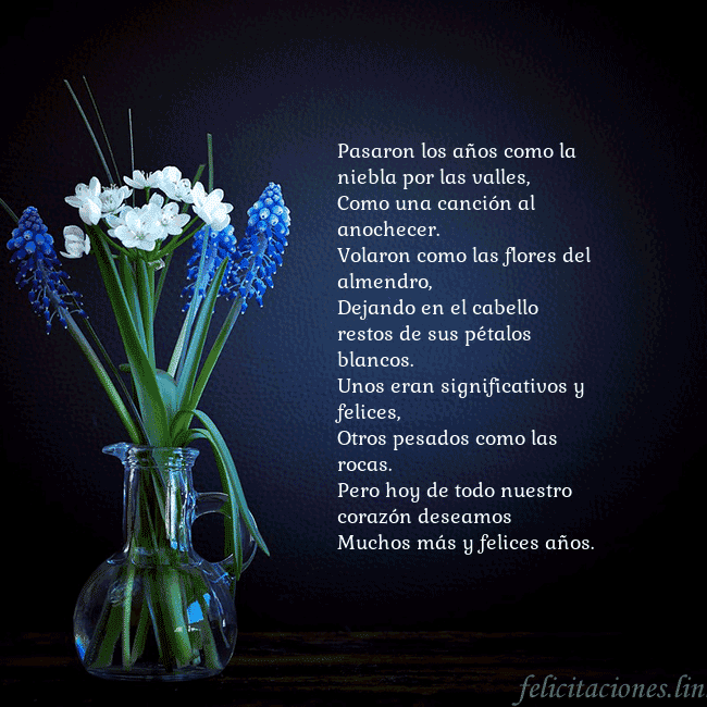 Tarjeta de cumpleaños con flores azules en un jarrón