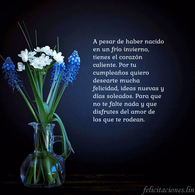 Tarjeta de cumpleaños con flores azules en un jarrón A pesar de haber nacido en un frío invierno, tiene Tarjeta de cumpleaños con flores azules en un jarrón