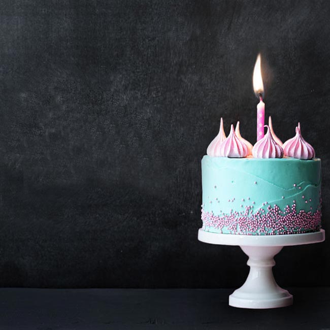 Tarjetas de cumpleaños Tarjeta de cumpleaños con pastel y vela