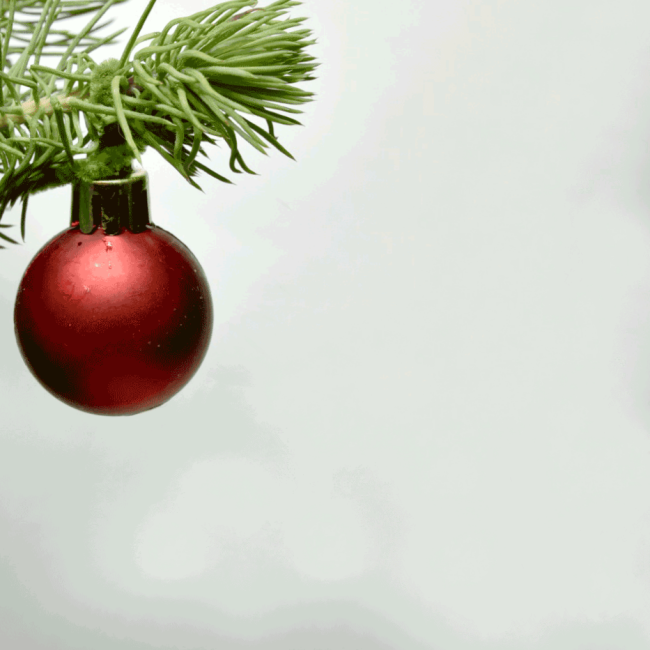 Tarjetas de Año Nuevo Tarjeta de felicitación con un juguete de árbol de Navidad rojo