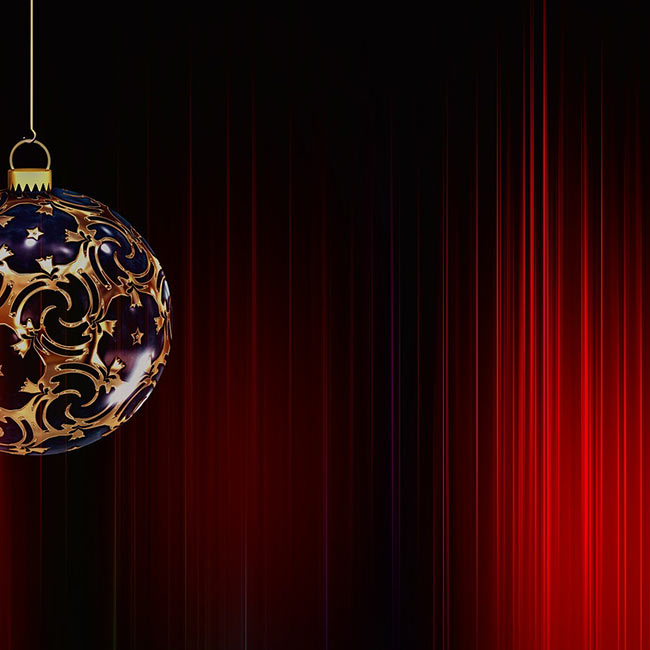 Tarjetas de Año Nuevo Tarjeta roja con un lujoso juguete de árbol de Navidad