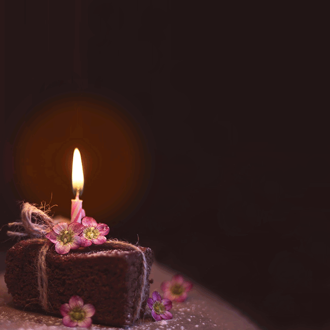 Tarjetas de cumpleaños Postal animada: un pastel con una vela encendida